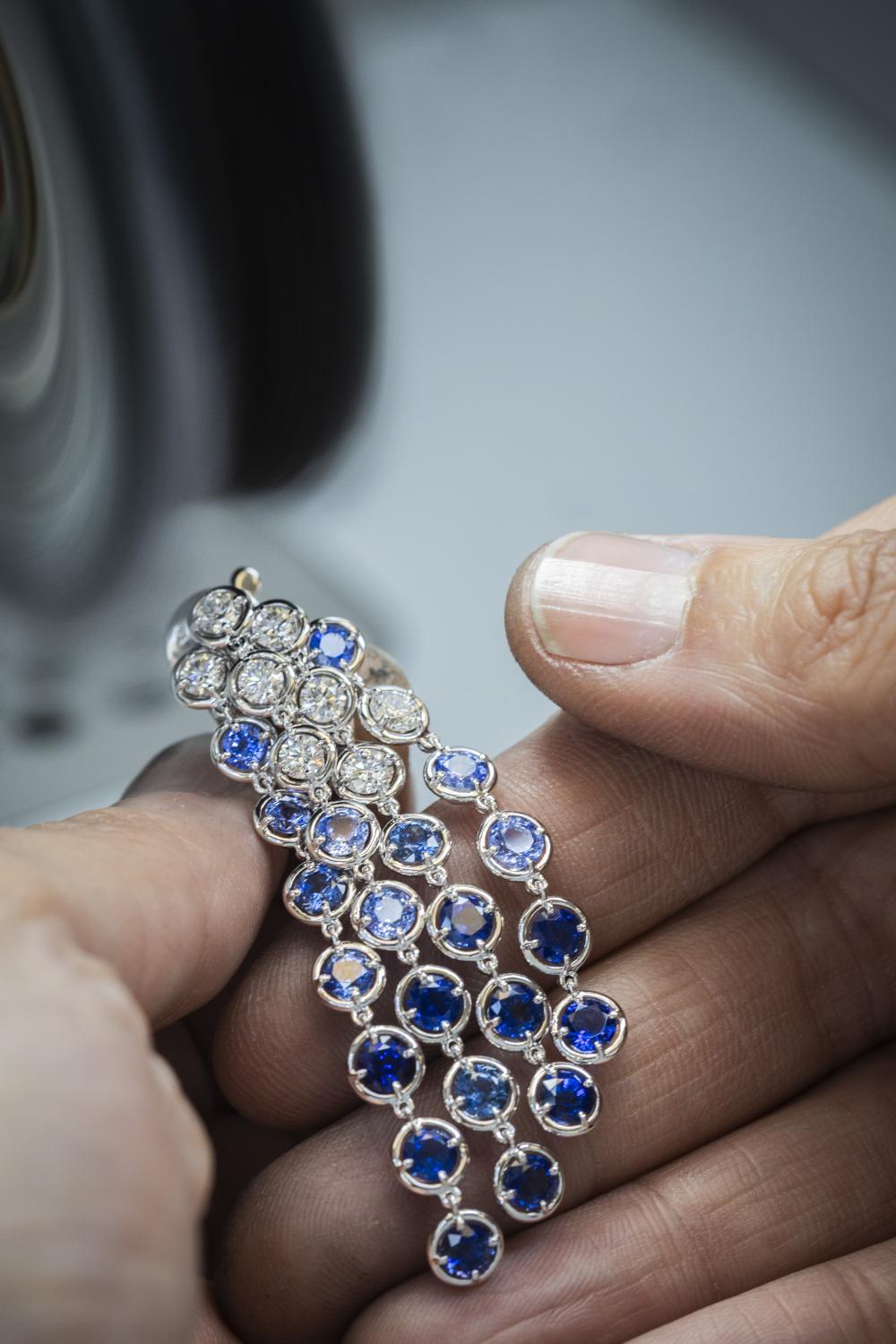 Gradation of blue sapphires on the white gold Palmyre earrings. 