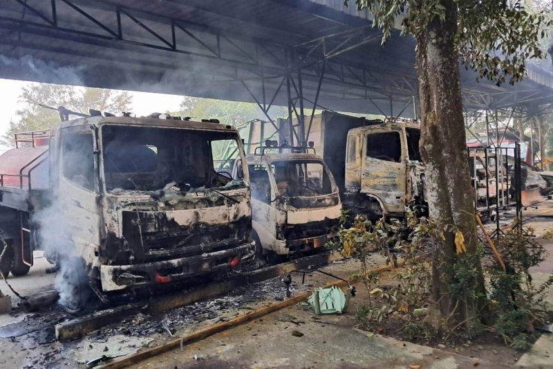 Several trucks at the Bongo Tambon Administrative Organisation office in Rangae district, Narathiwat, were torched Saturday night, damaging the building and parking area. A total of 22 incidents were reported in the province, with two people injured.  The Bongo Tambon Administrative Organisation