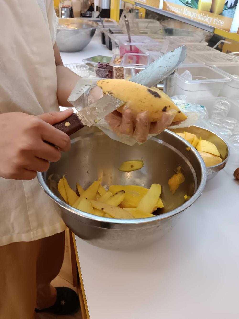 Mango peeling produces food waste.