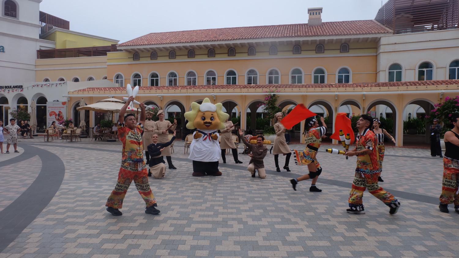 A show at a piazza. (Photo: Thana Boonlert)