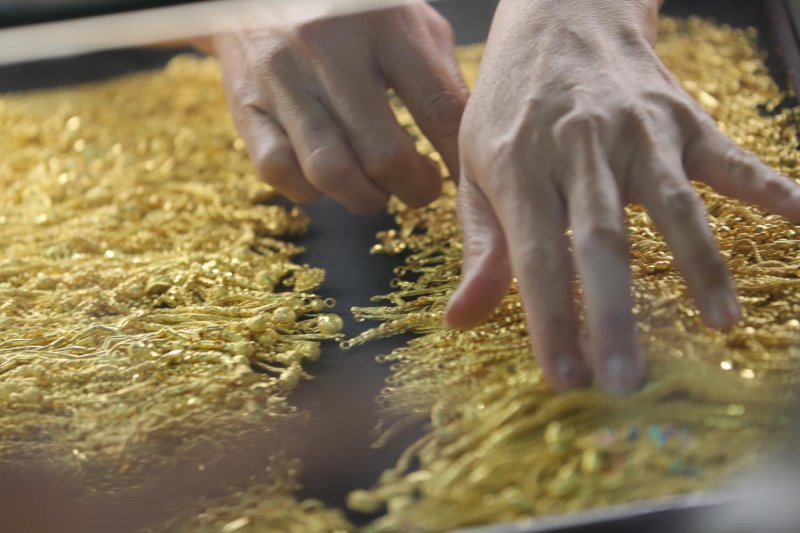 Tighter controls for online gold trading platforms are meant to reduce baht volatility.