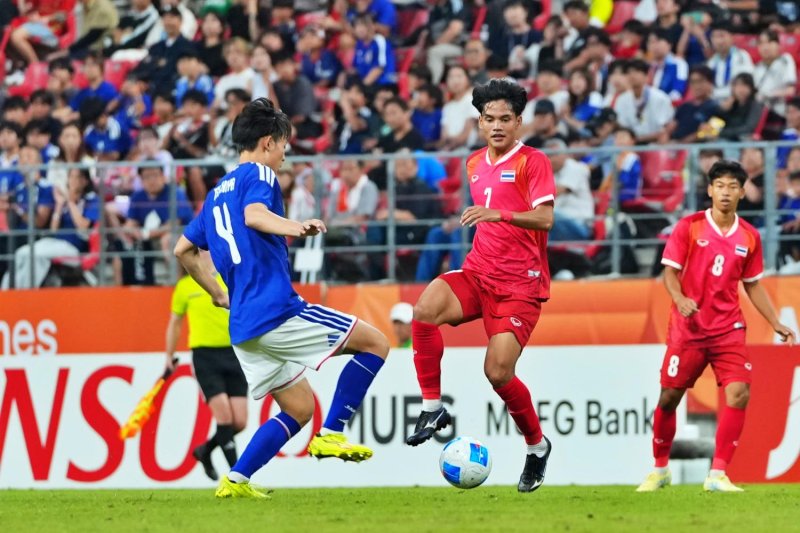 Thailand's Thanawut Phochai vies with Japan's Kaito Tsuchiya.