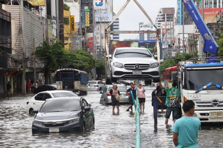 Insurers urged to assist flood-hit customers