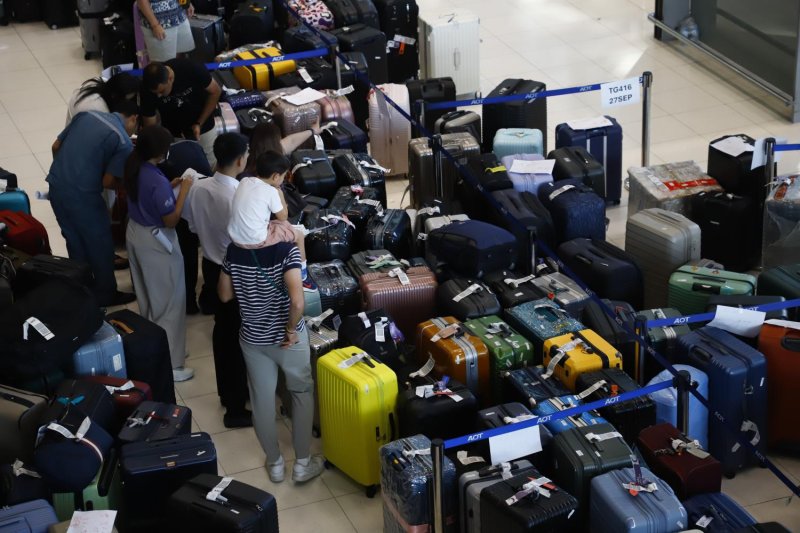 Roughly 5,600 suitcases were left waiting for collection at Suvarnabhumi airport after flooding over the weekend caused massive delays to Thai Airways flights.  Nutthawat Wichieanbut