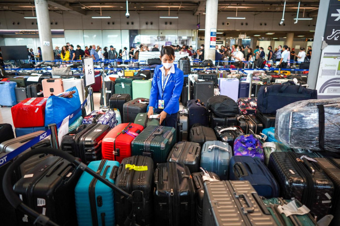THAI shares plunge during airport chaos