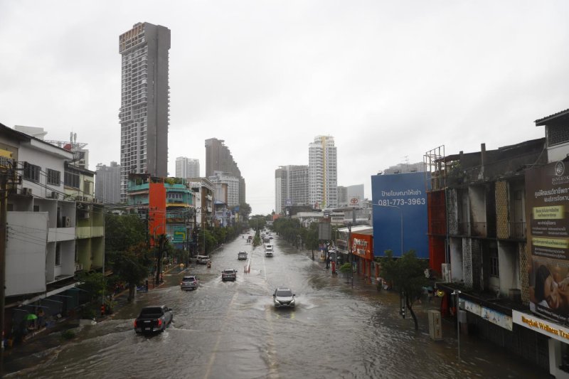Recent flooding in Bangkok is expected to weigh on buyer confidence and delay new condominium launches in affected areas. Nutthawat Wichieanbut