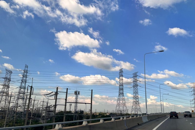 High-voltage power cables operated by Pathum Thani Provincial Electricity Authority. The state wants to adjust power purchase agreements with companies to ease electricity prices. (Photo: Pattanapong Hirunard)