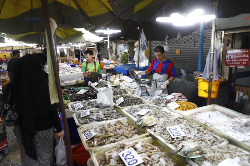 Consumers browse shrimp for sale at a Bangkok market. (Photo: Nutthawat Wichieanbut)