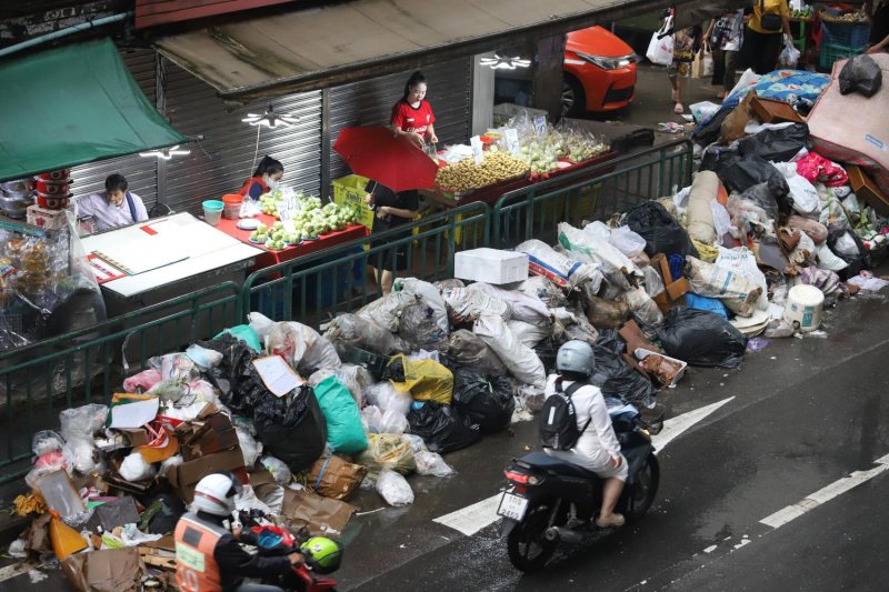 Garbage awaiting collection along Lat Phrao Road between the Bang Kapi Intersection and Nawamin-Happyland Intersection. Although flooding in several areas has caused damage to households and businesses, the economic impact is much smaller than that of the major floods in 2011.