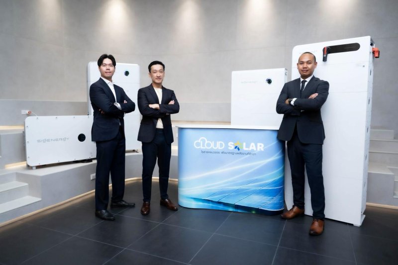 Mr Choopong (centre) and Mr Chawanun (right) at the signing of a memorandum of understanding to jointly offer solar energy solutions, responding to growing demand for clean and cost-efficient power.