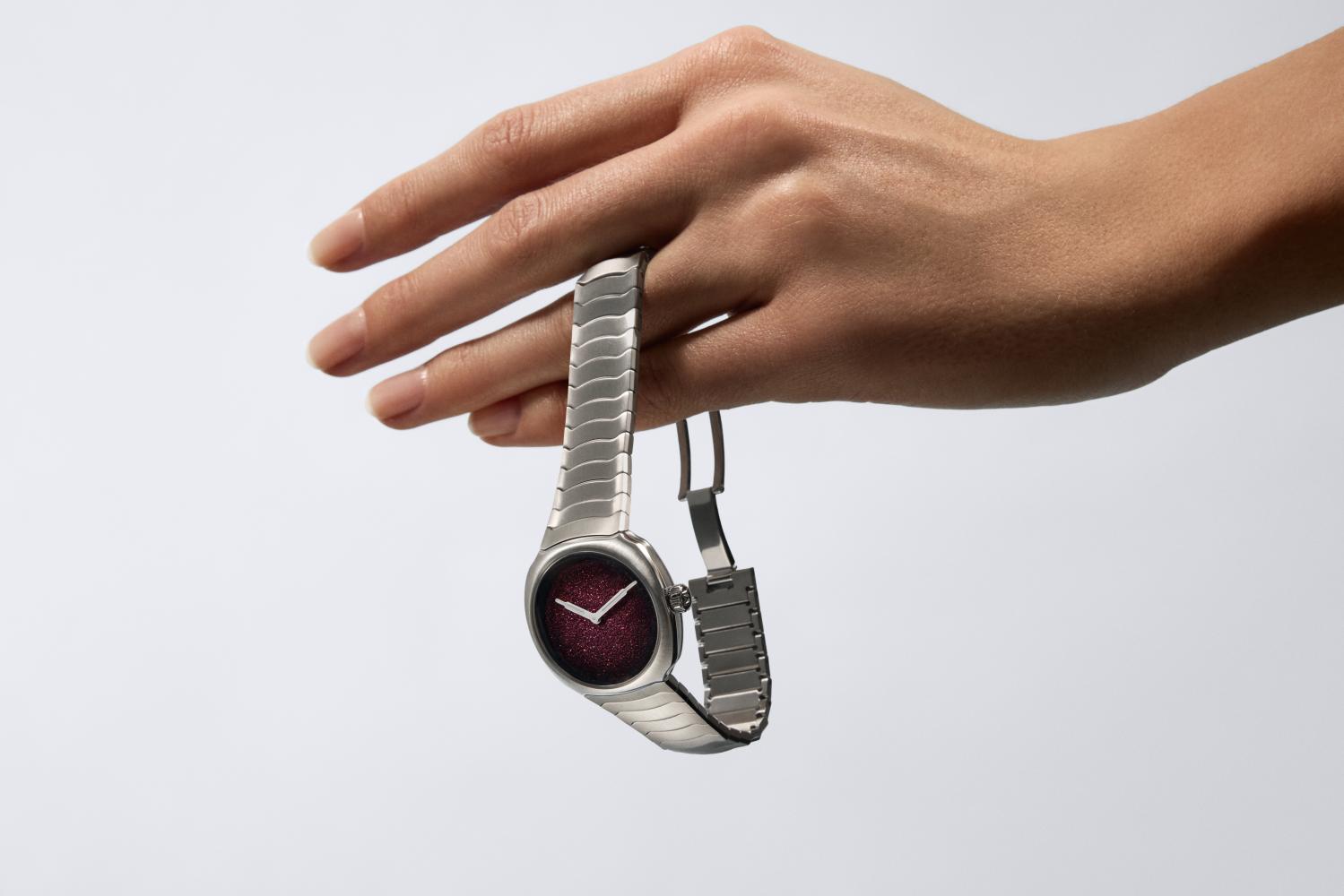 Minimalistic and dainty Streamliner Two Hands 28mm.