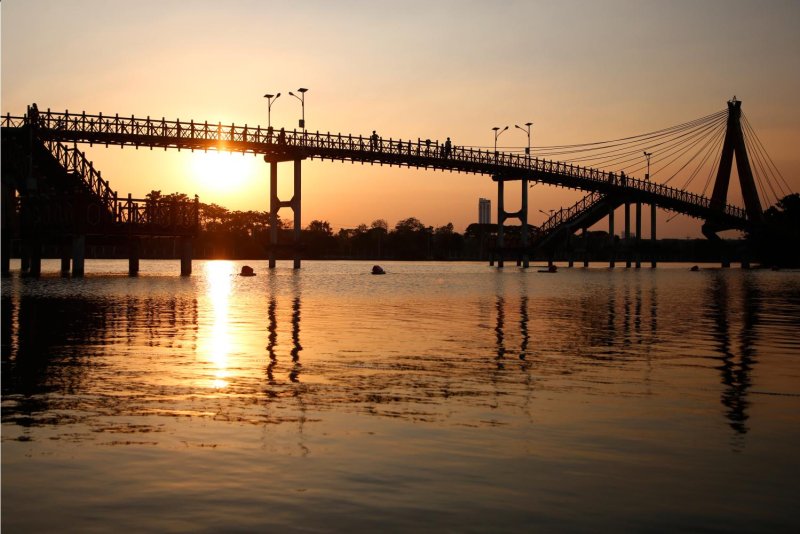 Bueng Nong Bon is a large water retention area in Bangkok connected to the drainage system.