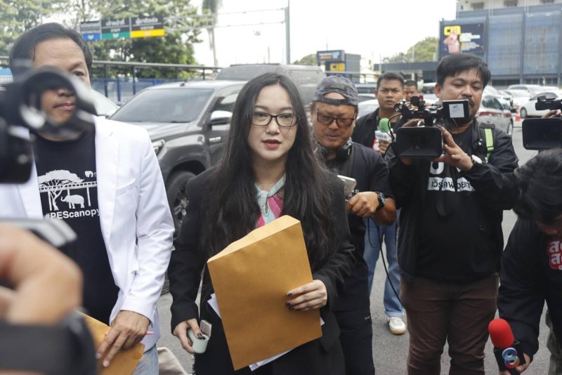 Boonyanuch Saengsri, holding envelope, files a complaint over alleged donation misuse by the Good Deeds Foundation on Friday. (Photo: Central Investigation Bureau)