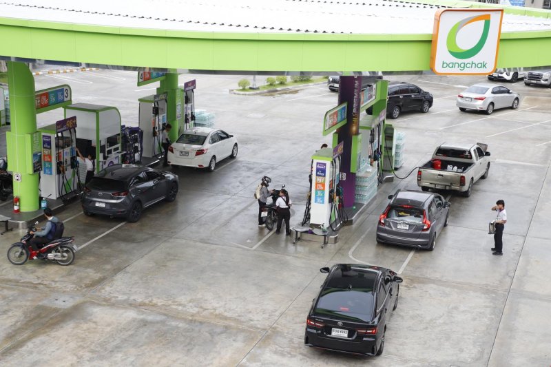 Vehicles line up at a Bangchak petrol station in Nonthaburi as authorities roll out measures to cushion consumers from higher fuel costs. (Photo: Pattarapong Chatpattarasill)