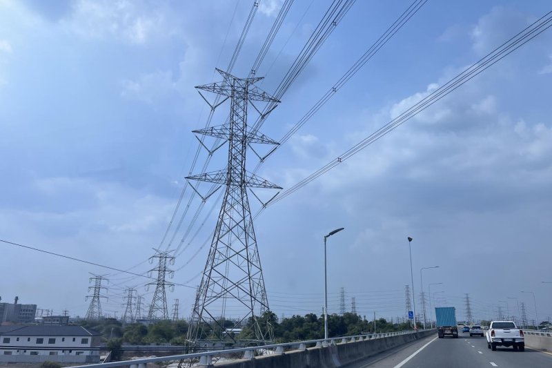 High-voltage transmission lines in Pathum Thani. As Thailand expands renewable energy generation, investment in grid infrastructure is crucial to maintaining power system stability and ensuring a reliable electricity supply.