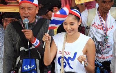 ดาราคนดังพาเหรดรักชาติ