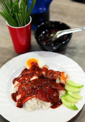 เดอ ตลาดพล ข้าวหมูแดงในตำนาน