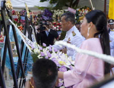 พระบรมฯ-องค์สิริวัณณวรีทรงวางพวงมาลาวันมหิดล