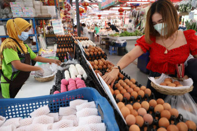 บรรยากาศประชาชนมาซื้อไข่ไก่ที่ตลาด แฮปปี้แลนด์ใหม่ ย่านถนนเสรีไทย หลังราคาไข่ปรับขึ้นราคาเนื่องจากต้นทุนปรับสูงขึ้น ทั้งอาหารสัตว์ ราคาน้ำมันและค่าขนส่ง
