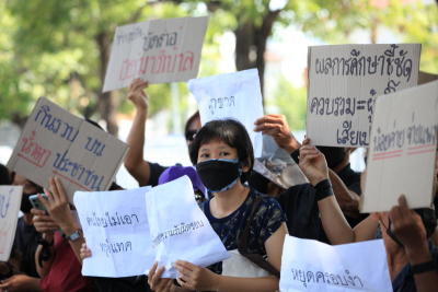 กลุ่มเครือข่ายผู้บริโภตประมาณ 80 คน พร้อมรถปราศรัย และตัวแทนสภาองค์กรของผู้บริโภค (สอบ.)