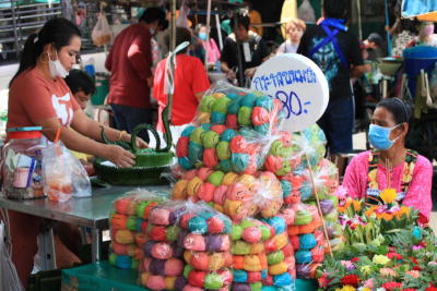 บรรยากาศ ประชาชนและพ่อค้าแม่ค้าเลือกซื้อกระทงสำเร็จรูป กระทงข้าวโพดอาหารปลา