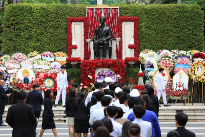 หน่วยงานต่างๆร่วมพิธีวางพวงมาลาถวายราชสักการะพระบรมราชานุสาวรีย์ พระบาทสมเด็จพระปรเมนทรมหาอานันทมหิดล พระอัฐมราชาธิบดินทร์ (รัชกาลที่ 8) เนื่องในวันคล้ายวันสวรรคต