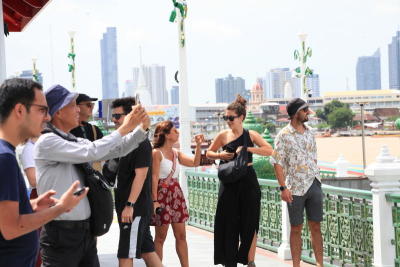 ชุมชนท่าเตียนท่าเรือวัดโพธฺ์ ถนนมหาราช จะเห็นวัดอรุณราชวรารามราชวรมหาวิหาร