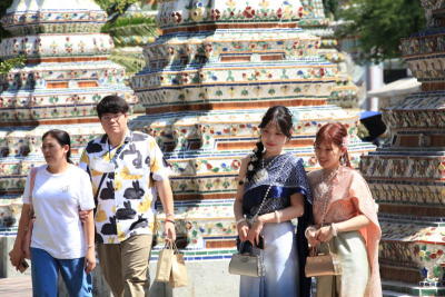 นักท่องเที่ยวชาวไทยนักท่องเที่ยวชาวต่างชาติชุดไทย