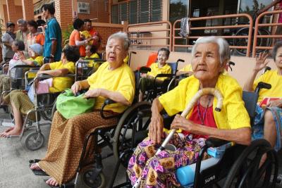 flood-Bangkok-elderly evacuation