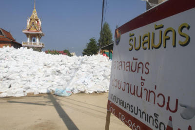 Pak Kret-sandbags-flood prevention