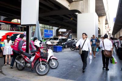 ยึดทางเท้า