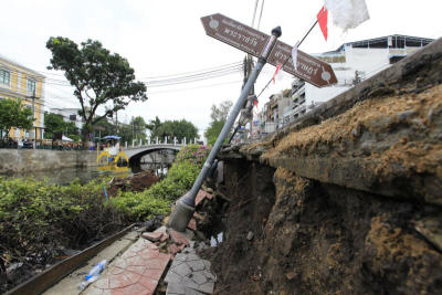 ผนังริมคลองหลอดพัง