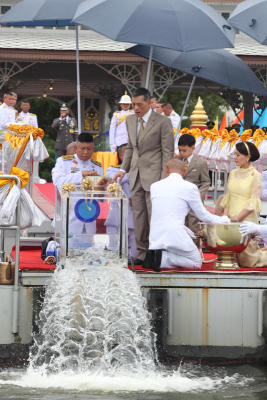 พระบรมฯทรงปล่อยปลา เนื่องในวันพระราชสมภพ