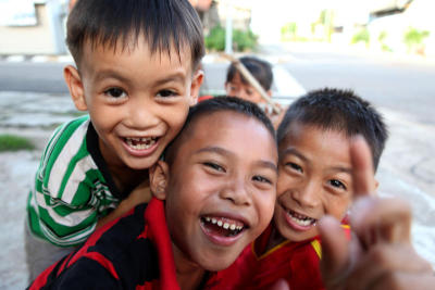 เด็นน้อยชาวลาวกำลังสนุกกับการถ่ายภาพ