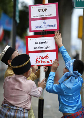 ติดแผ่นป้ายภาษาพม่า ขยายผลชุทชนต้นแบบเตรียมความพร้อมสู่ประชาคมเศรษฐกิจอาเซียน ที่โรงเรียนเอกชัย จังหวัดสมุทรสาคร