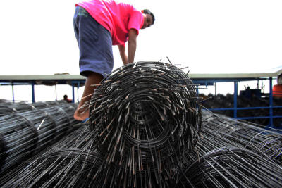 พ่อค้าคนลาวนำเรือข้ามฝั่งมาซื้อของ บริเวณท่าเรือข้ามฟากจังหวัดมุกดาหาร-สะหวันนะเขต