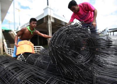 พ่อค้าคนลาวนำเรือข้ามฝั่งมาซื้อของ บริเวณท่าเรือข้ามฟากจังหวัดมุกดาหาร-สะหวันนะเขต