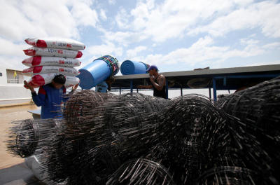 พ่อค้าคนลาวนำเรือข้ามฝั่งมาซื้อของ บริเวณท่าเรือข้ามฟากจังหวัดมุกดาหาร-สะหวันนะเขต