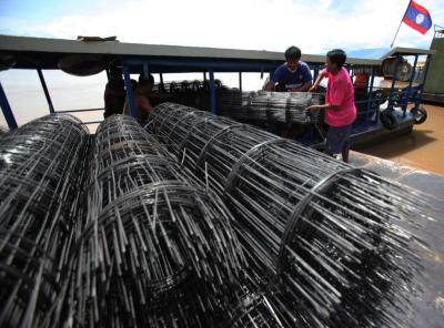 พ่อค้าคนลาวนำเรือข้ามฝั่งมาซื้อของ บริเวณท่าเรือข้ามฟากจังหวัดมุกดาหาร-สะหวันนะเขต