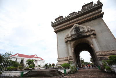 ประตูชัยและภาพจากด้านบนประตูชัยในนครเวียงจันทร์ ประเทศลาว (Lao)