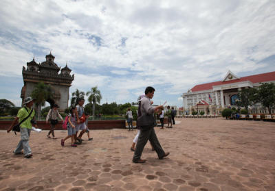 ประตูชัยและภาพจากด้านบนประตูชัยในนครเวียงจันทร์ ประเทศลาว (Lao)