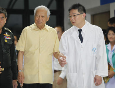 พลเอก เปรม ติณสูลานนท์ เข้่ารับการตรวจร่างกายและรับการรักษา
