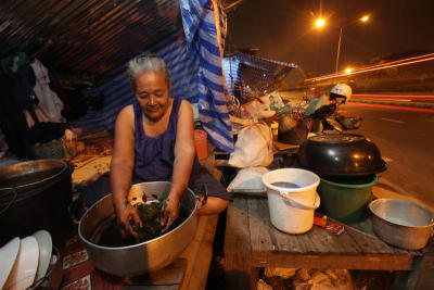 Flood-hit river folk wash up on roadside