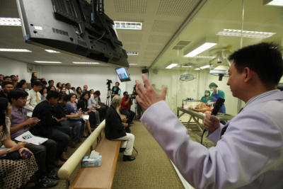 Forensic scientists open autopsies to public