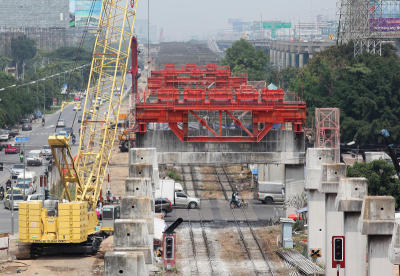 ผู้รับเหมาที่ชนะการประมูลสร้างรถไฟสายสีแดงกำลังรื้อถอนตอหม้อโฮปเวลอย่างต่อเนื่อง