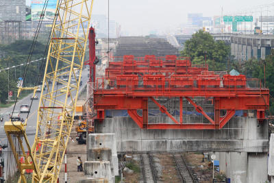 ผู้รับเหมาที่ชนะการประมูลสร้างรถไฟสายสีแดงกำลังรื้อถอนตอหม้อโฮปเวลอย่างต่อเนื่อง