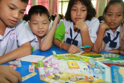 นักเรียนร่วมเล่นกิจกรรมเกมส์ประชาธิปไตย