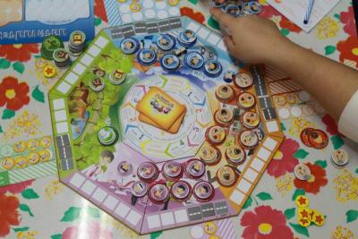 นักเรียนร่วมเล่นกิจกรรมเกมส์ประชาธิปไตย
