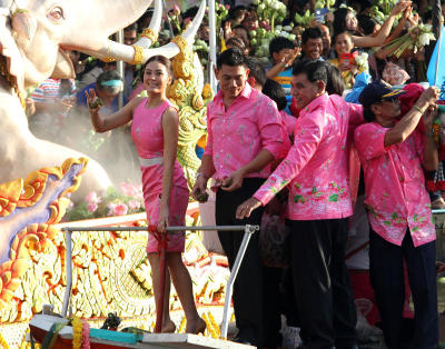 ชาวบ้านในพื้นที่อำเภอบางพลี สมุทรปราการ กำลังร่วมงานประเพณีรับบัวโยนบัว