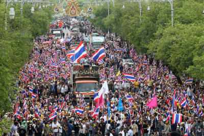 คปท. เดินขบวนจากแยกอุรุพงษ์ปักหลักมัฆวาน